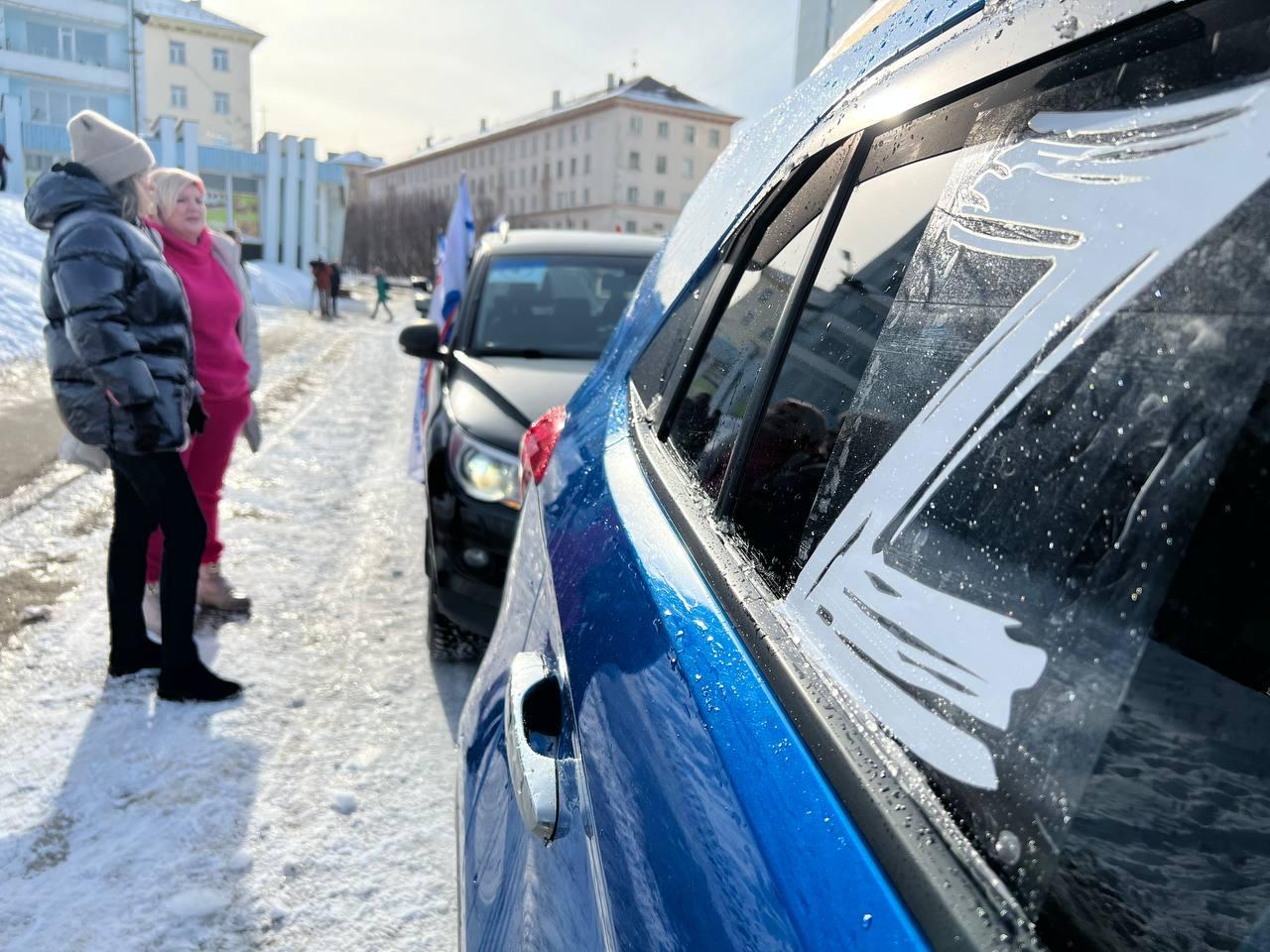 Десятки машин выехали из Североморска в Мурманск